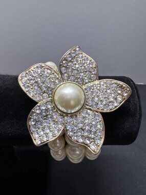 Vintage-Style Pearl Bracelet Crystal Flower Clasp Stretch Design Elegant Gold-To